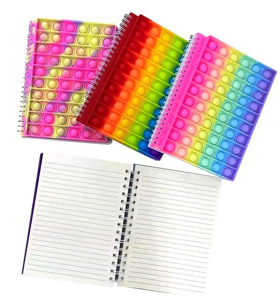 Rolig anteckningsbok med Pop-It fidget som första sida. Finns i tre olika färger.