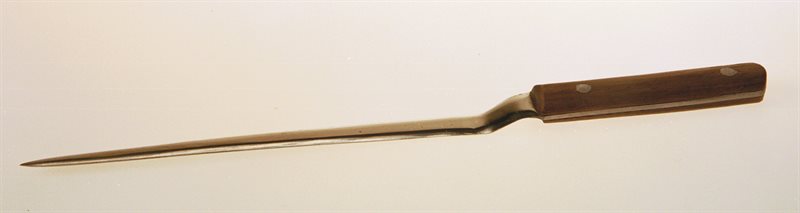 Papperskniv med böjt stålblad ""murslev"" och trähandtag. Längd 25 cm."