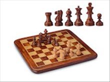 Schackbräde i Rosenträ och Lönn med vägda schackpjäser i Buxbom